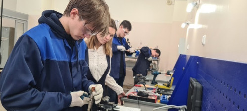 В рамках подготовки к региональному чемпионату «Профессионалы» 2024 г. по компетенции «Холодильная техника и системы кондиционирования» 13 февраля 2024 г. состоялась встреча представителей индустриального партнера ООО «Промхолод-Тюмень» и будущих конкурса