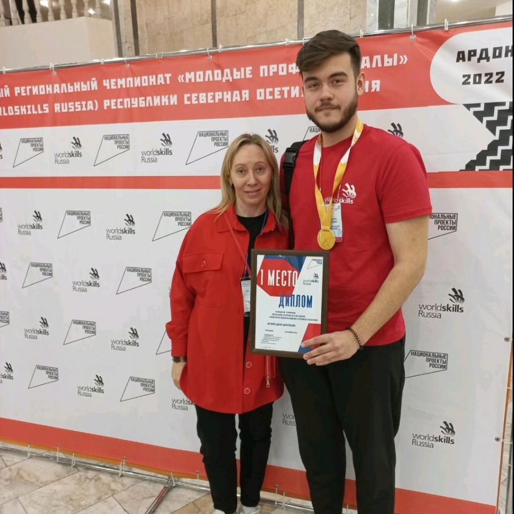 Антипин Данил и Конькова Елена Петровна.jpg