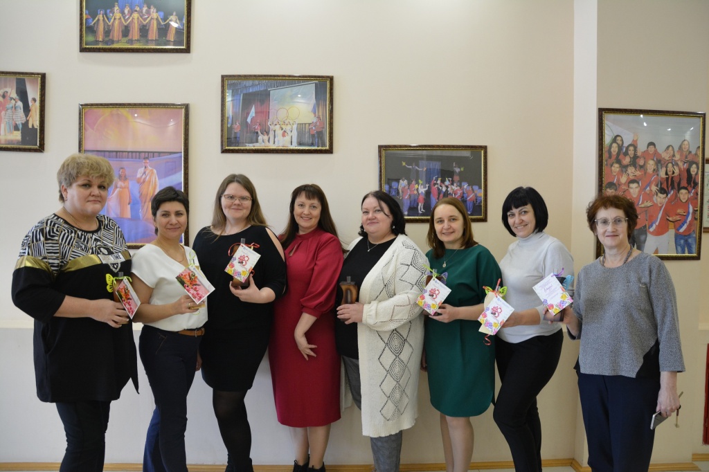 Женская половина коллектива с подарками.jpg